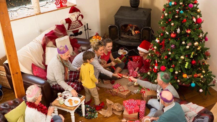 Mọi người trong gia đình ngồi lại quây quần với nhau trong dịp lễ giáng sinh